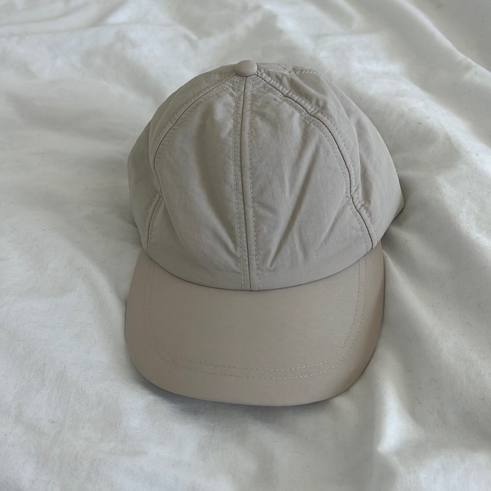 This is a H&M hat, it’s one size and the color is cream.